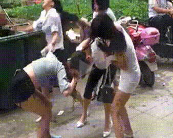一群打架抓头发的女人们，当时的场面非常混乱