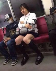 地铁上偶遇穿长腿袜的男人