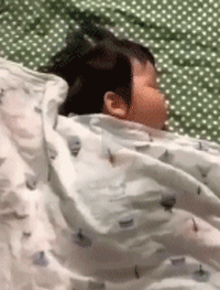 每位宝宝都有一个怪异的睡姿