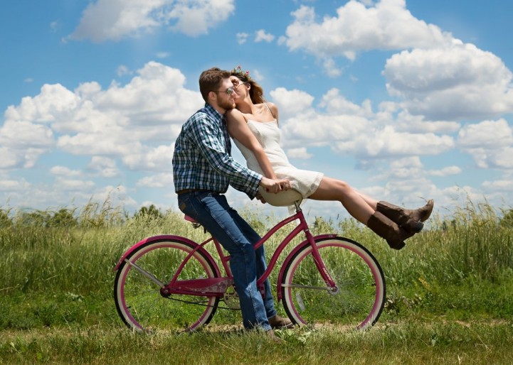 和心爱的人在一起，骑单车也能玩浪漫