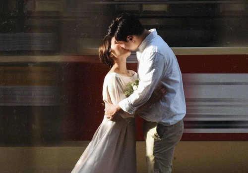 在站台边浪漫接吻的一对恋人
