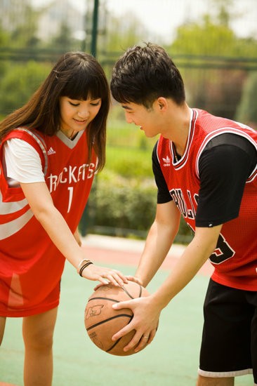 一起打篮球的情侣