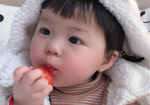 爱吃草莓的萌萌小宝宝