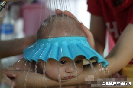 防止水滴到眼睛里，妈妈是这样给小孩洗头的