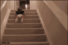 滑下楼梯喝奶的宝宝